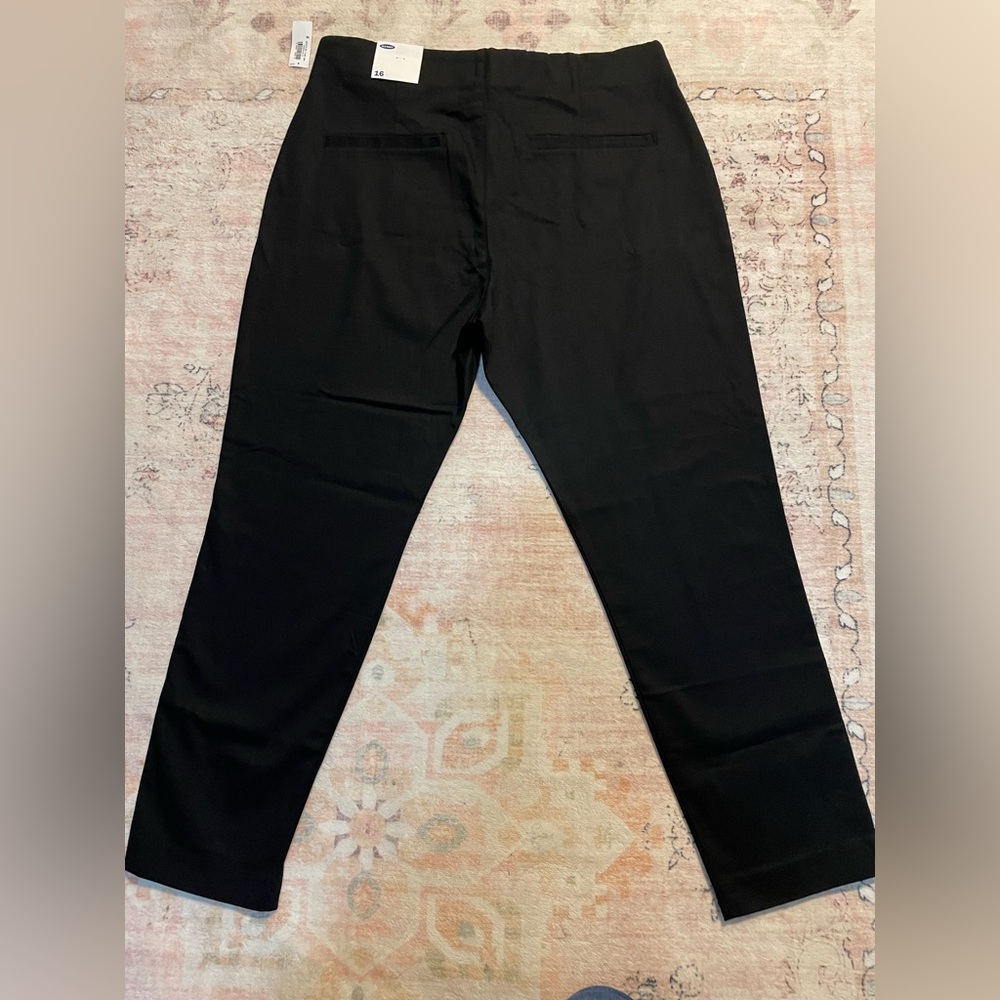 NWT old navy cropped, flat front black pants. Classic, trending, cigarette pants